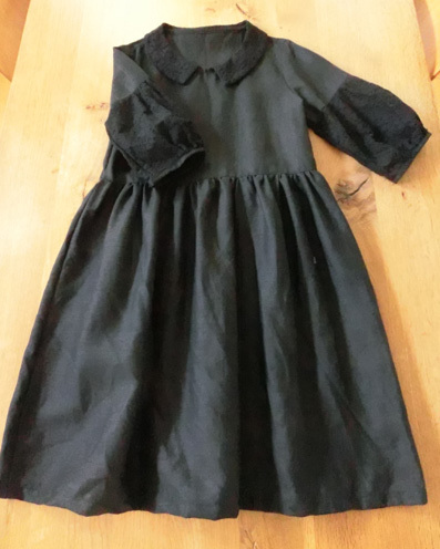自宅で洗えるフォーマル黒リネンの手作り服 黒レースのふんわり袖のリネンワンピース2